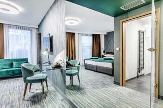 Отель Hotel Traugutta3 Белосток Улучшенный двухместный номер с 1 кроватью (ежедневно заполняемый бесплатный мини-бар)-4